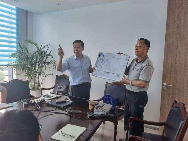 三 (3) 我院特邀請(qǐng)?jiān)暇┧畡?wù)集團(tuán)總工吳志成來(lái)我院授課(圖2)