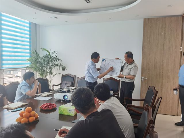 三 (2) 我院特邀請(qǐng)?jiān)暇┧畡?wù)集團(tuán)總工吳志成來(lái)我院授課(圖3)